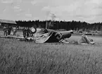 F6 Karlsborg 1943. Haveri på mossen Södra Mellången utanför Askersund vid nödlandning pga dimma. Planet voltade och besättningen drunknade. Under försöket att rädda besättningen blev planet helt sönderslaget. Vid själva nödlandningen hade inga större skador uppstått på planet. Albumet är en del av en donation från Karl-Axel Hansson, Karlsborg. Förteckning över hela donationen finns i albumet samt som Word-dokument.