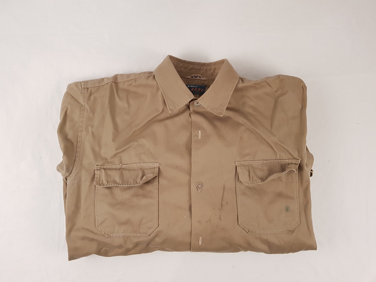 Uniformen består av jakke, bukse, beret, skjorte, slips, armbind, belte, gamasjer og støvler.