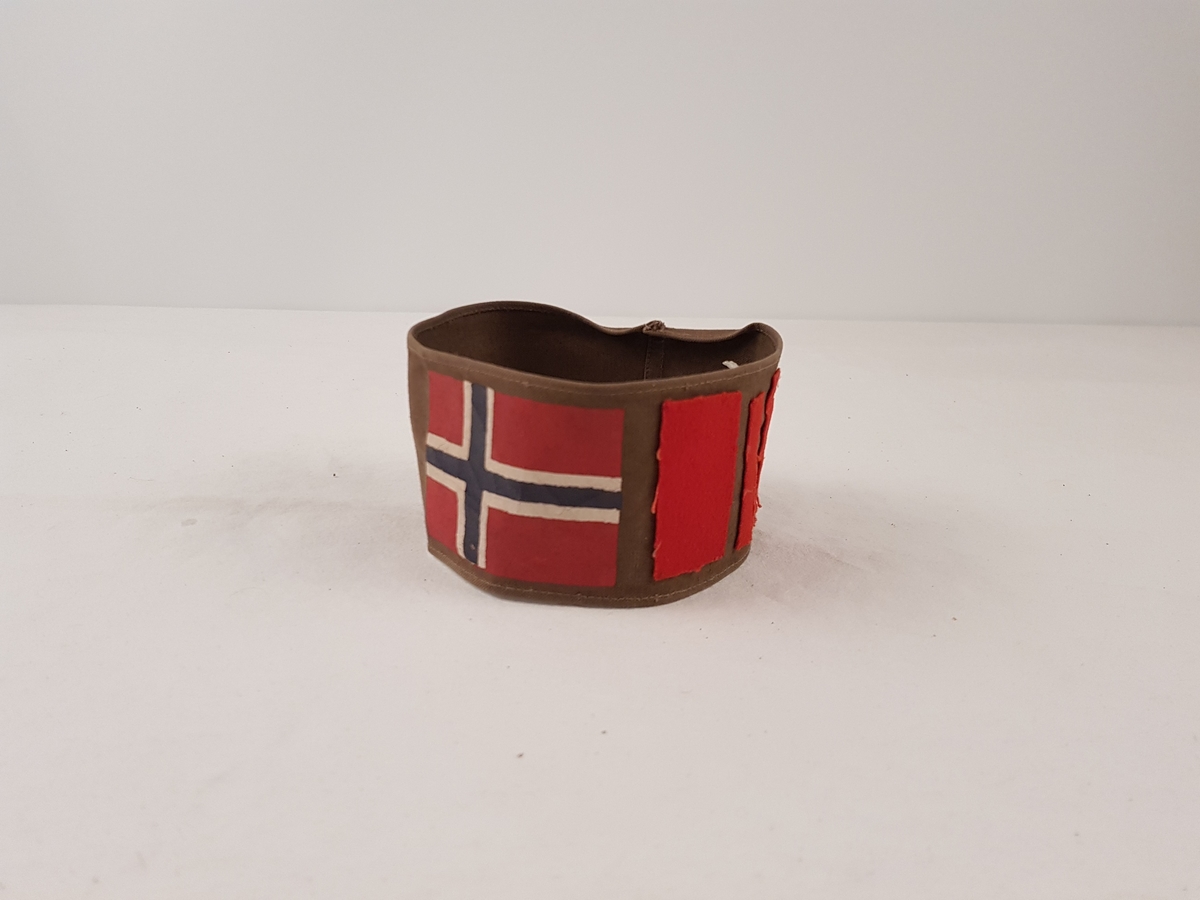 Uniformen består av jakke, bukse, beret, skjorte, slips, armbind, belte, gamasjer og støvler.