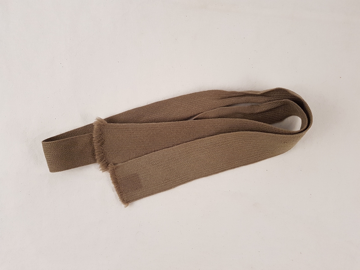 Uniformen består av jakke, bukse, beret, skjorte, slips, armbind, belte, gamasjer og støvler.