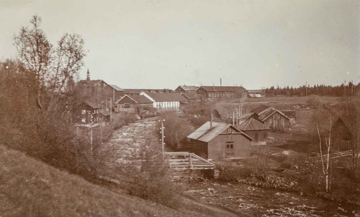 EKSTR: AADALS BRUK, FABRIKK, SVARTELVA, ÅDALSBRUK. Aalsvold på sørsida av elva, fabrikkområdet langs nordsiden.  Løten.