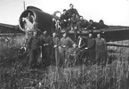 F6 Karlsborg 1944. Bärgning av B17 som buklandat i närheten av Hultsfred under mörkerflygning. Flygförare furir Mellberg och flygskytt Lundman klarade sig utan skador. Vid sidan om vakten: furir Folke Eriksson, sittande på vingen med stövlar: överfurir Höring och vid landstället sittande: flygplansmontör Samsuelsson. Albumet är en del av en donation från Karl-Axel Hansson, Karlsborg. Förteckning över hela donationen finns i albumet samt som Word-dokument.