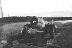 F6 Karlsborg 1944. Bärgning av B17 som buklandat i närheten av Hultsfred under mörkerflygning (inga personskador). Albumet är en del av en donation från Karl-Axel Hansson, Karlsborg. Förteckning över hela donationen finns i albumet samt som Word-dokument.