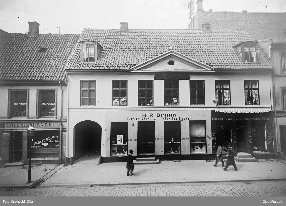 forretningsgårder, H.R. Bruun gravør og medaljør, kolonialforretning, menn, gatebelysning