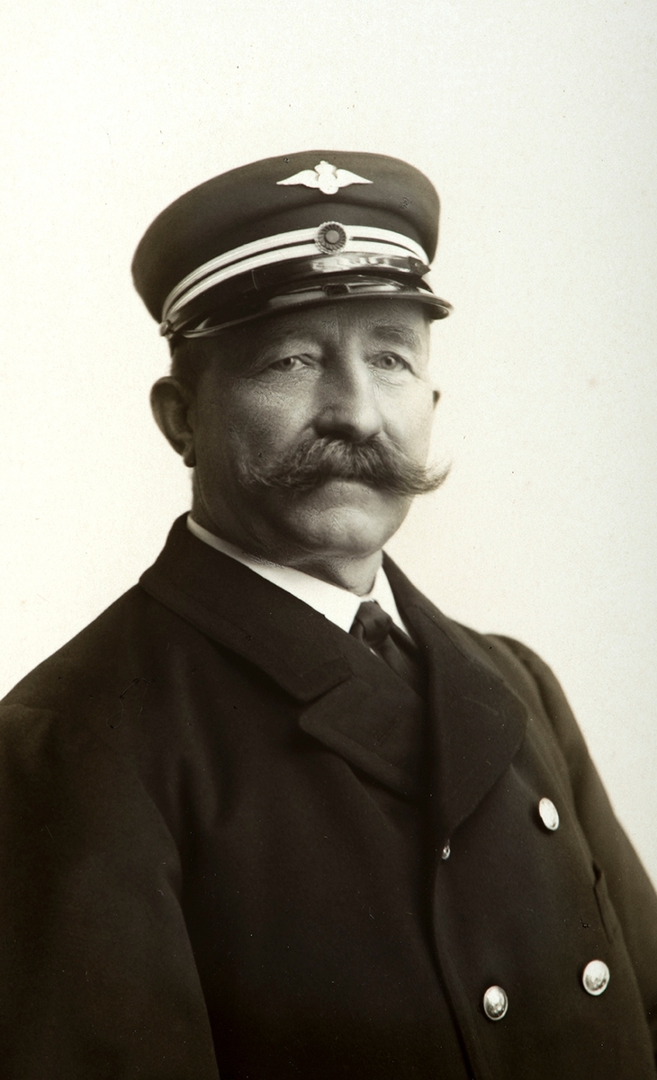 Konduktør Gustav Pedersen, Hamar. Jernbaneuniform.