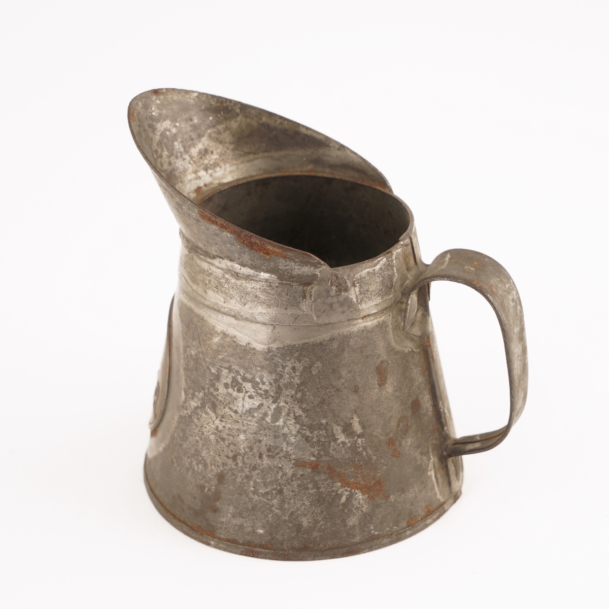 Hulmål av metall med hank og tut.