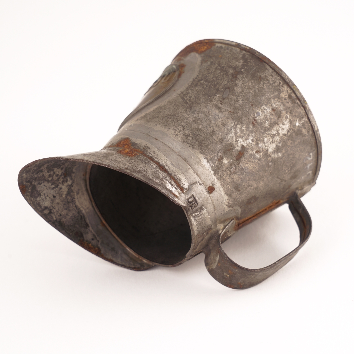 Hulmål av metall med hank og tut.