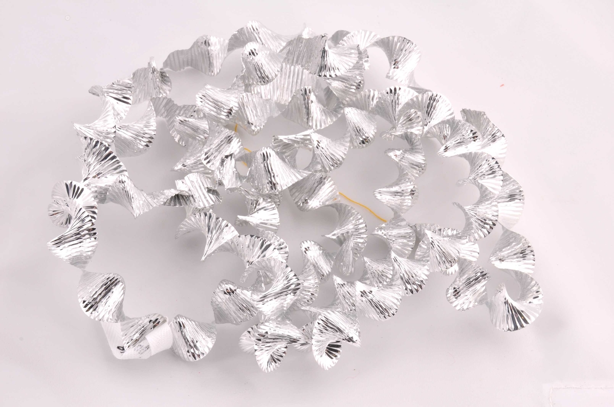 Metallremse som det er stansa ut riller i og deretter tvinna slik at den dannar ein spiral.