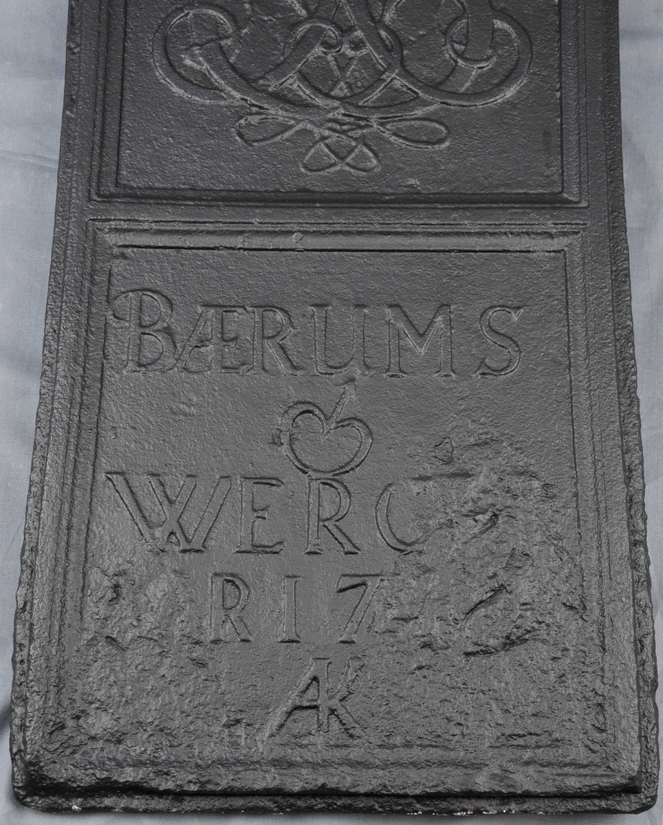 I sentrum sit ein konge med septer, til venstre ein engel med overflødighetshorn. Til høgre ein figur med vekt i eine handa og sverd i andre handa. Kongen sit i ei trone.