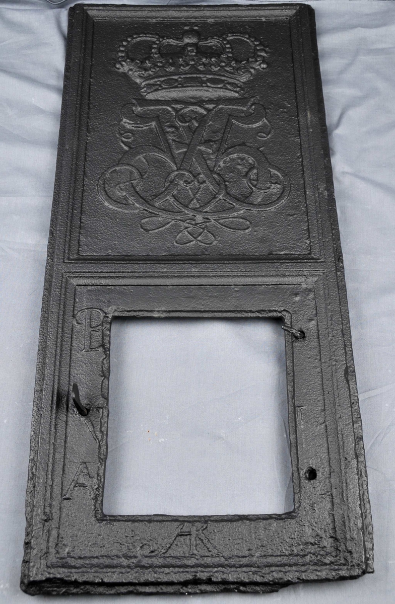 I sentrum sit ein konge med septer, til venstre ein engel med overflødighetshorn. Til høgre ein figur med vekt i eine handa og sverd i andre handa. Kongen sit i ei trone.