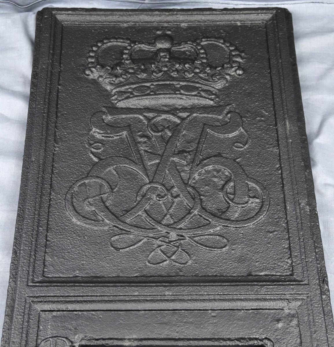 I sentrum sit ein konge med septer, til venstre ein engel med overflødighetshorn. Til høgre ein figur med vekt i eine handa og sverd i andre handa. Kongen sit i ei trone.