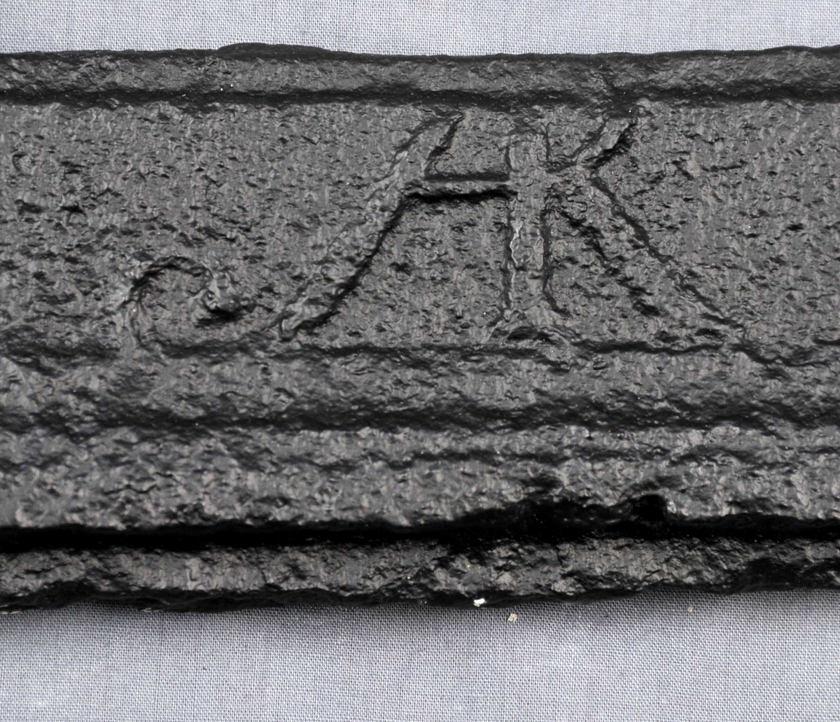 I sentrum sit ein konge med septer, til venstre ein engel med overflødighetshorn. Til høgre ein figur med vekt i eine handa og sverd i andre handa. Kongen sit i ei trone.