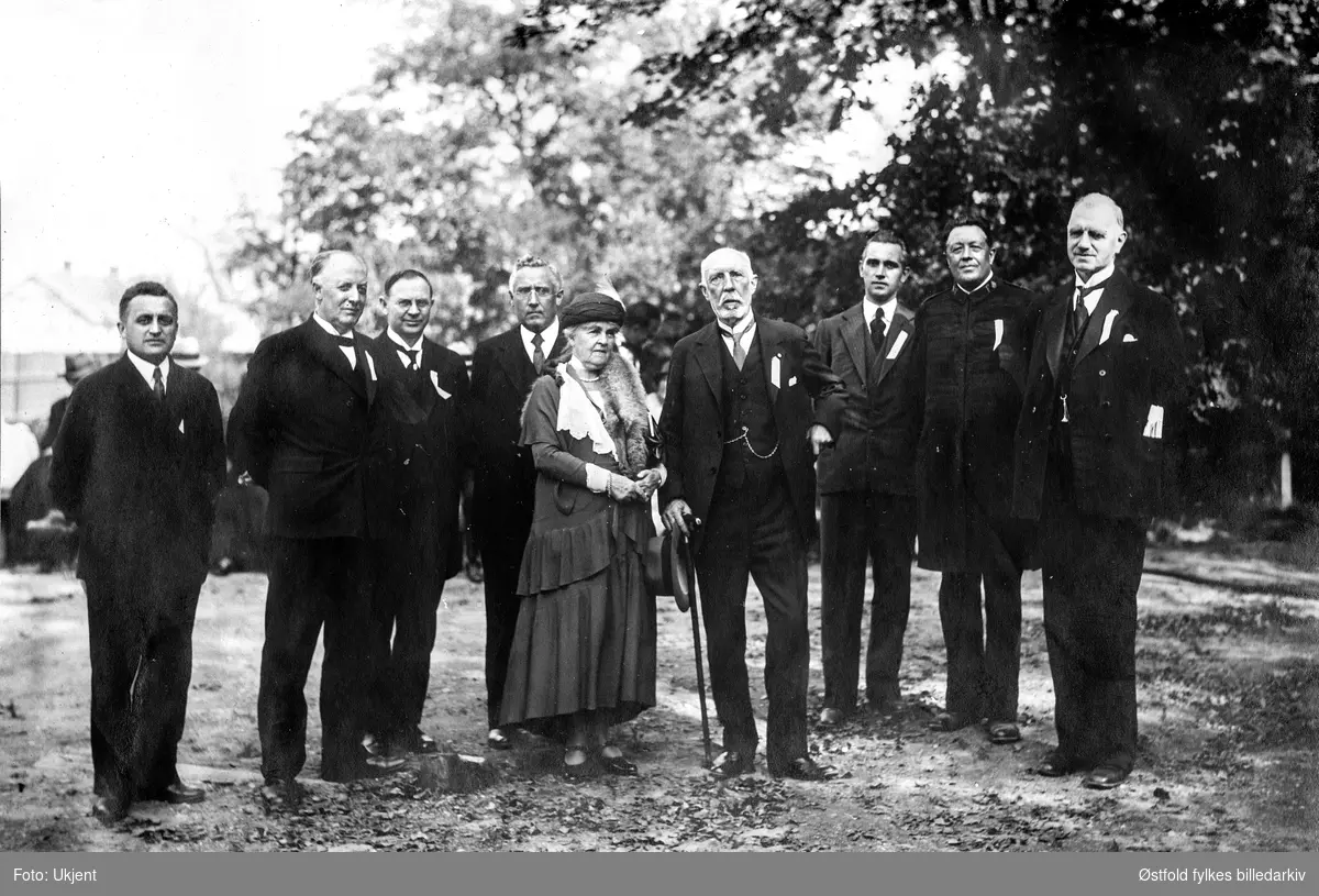 Gruppebilde med blant annet emissær Johannes Solem (1868-1948) i parkområde, antakelig i Halden(?)
Solem var stadsingeniør i Ålesund, han spilte en stor rolle i Norsk Luthersk Misjonssambands første tid, som frivillig forkynner og misjonsleder. Var med på første generalforsamling i 1891. I 1909 flyttet han til Halden og ble leder for NLM  på Østlandet, blant annet formann i Kristiania krets 191.. Reiste i 1918 tilbake til Ålesund der han ble borgermester til 1935. Flyttet for andre gang tilbake til Mysen på Østlandet i 1936. Medlem av NLM fellesstyret 1912-18. Gift med Julie f. Kjøsterud, Drammen (d. 1949). Hun tok initiativet til starting av kvinnekomiteen. Deres varn: Louise gift med Olav lie.