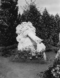 minnesmerke, lesbar tekst: "Forstkan... Sverre... Eibo... Gr