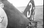 F6 Karlsborg 1944. Nödlandning med B17 reg.nr. 7240 flottiljnummer 33 i Vättern. Orsak: Motorstopp vid förberedelse för landning, varvid flygföraren hinner fälla in landningsstället och nödlanda i Vättern. Flygsignalisten, som av nervositet spänt loss sej fullständigt, undkom med mindre blessyrer i ansiktet och en lindrigt stukad underarm. Dessa skador erhöll han då han kastades mot bakre sittplatsens främre del. (Flygföraren klarade sej oskadd.) Ca 20 minuter efter landningen, överfördes besättningen till en räddningsbåt. Flygplanet flöt i 45 minuter. Bärgades senare iland vid Gräshult på stenig botten. Albumet är en del av en donation från Karl-Axel Hansson, Karlsborg. Förteckning över hela donationen finns i albumet samt som Word-dokument.