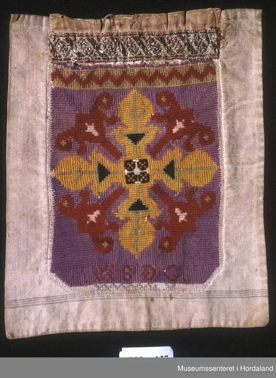 fargemønster, gul silkekvarde, sølvband