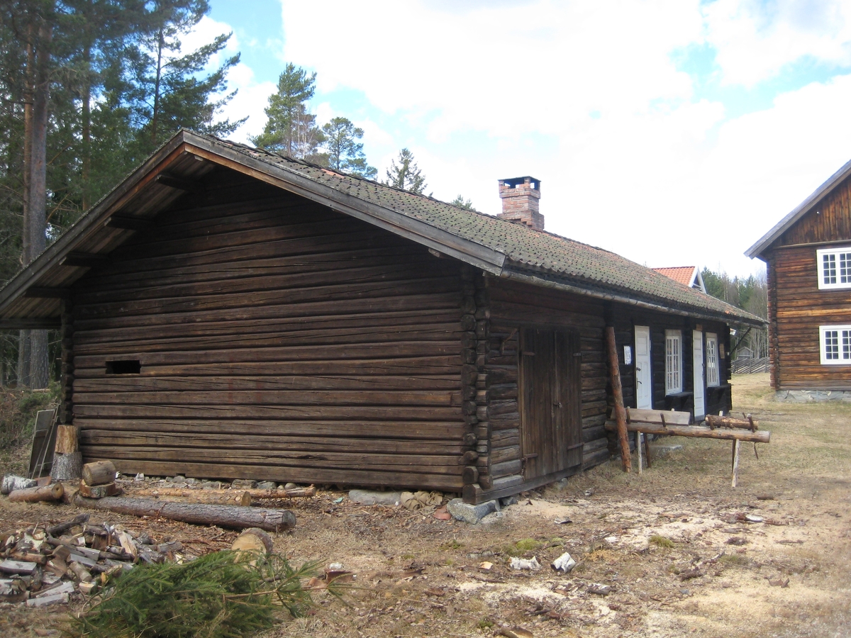 Bryggerhuset er i en etasje  og delt i tre: skåle, bryggehus og drengestue. Det er bakerovn i bryggehuset.