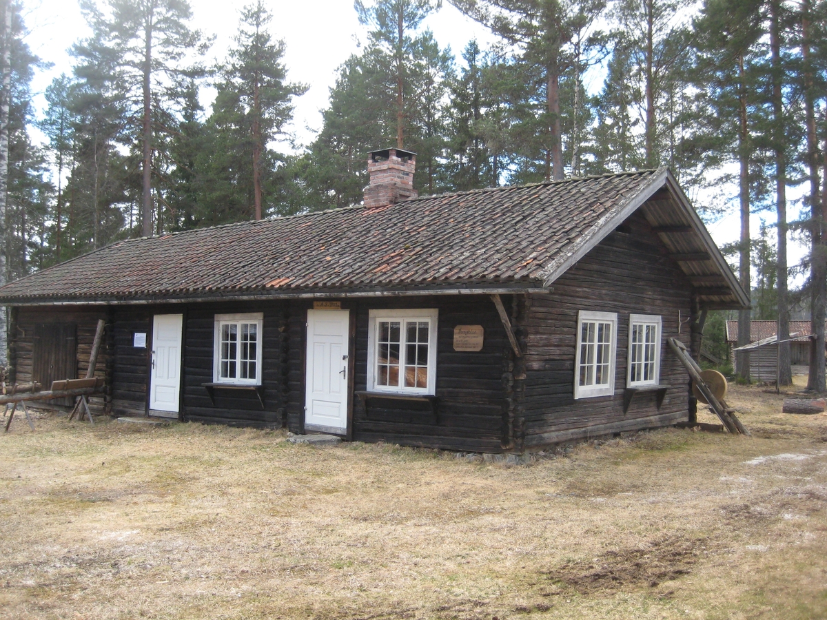 Bryggerhuset er i en etasje  og delt i tre: skåle, bryggehus og drengestue. Det er bakerovn i bryggehuset.