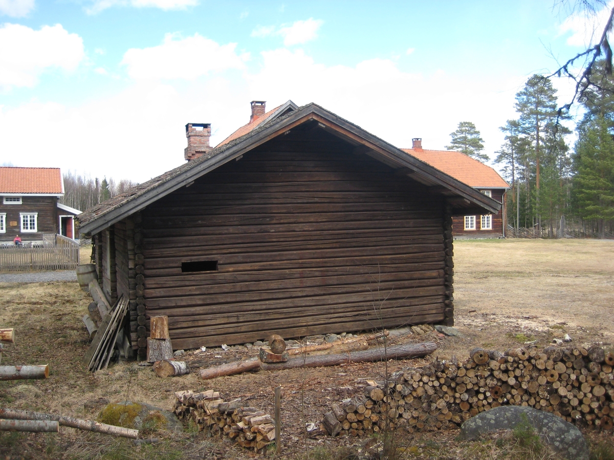 Bryggerhuset er i en etasje  og delt i tre: skåle, bryggehus og drengestue. Det er bakerovn i bryggehuset.
