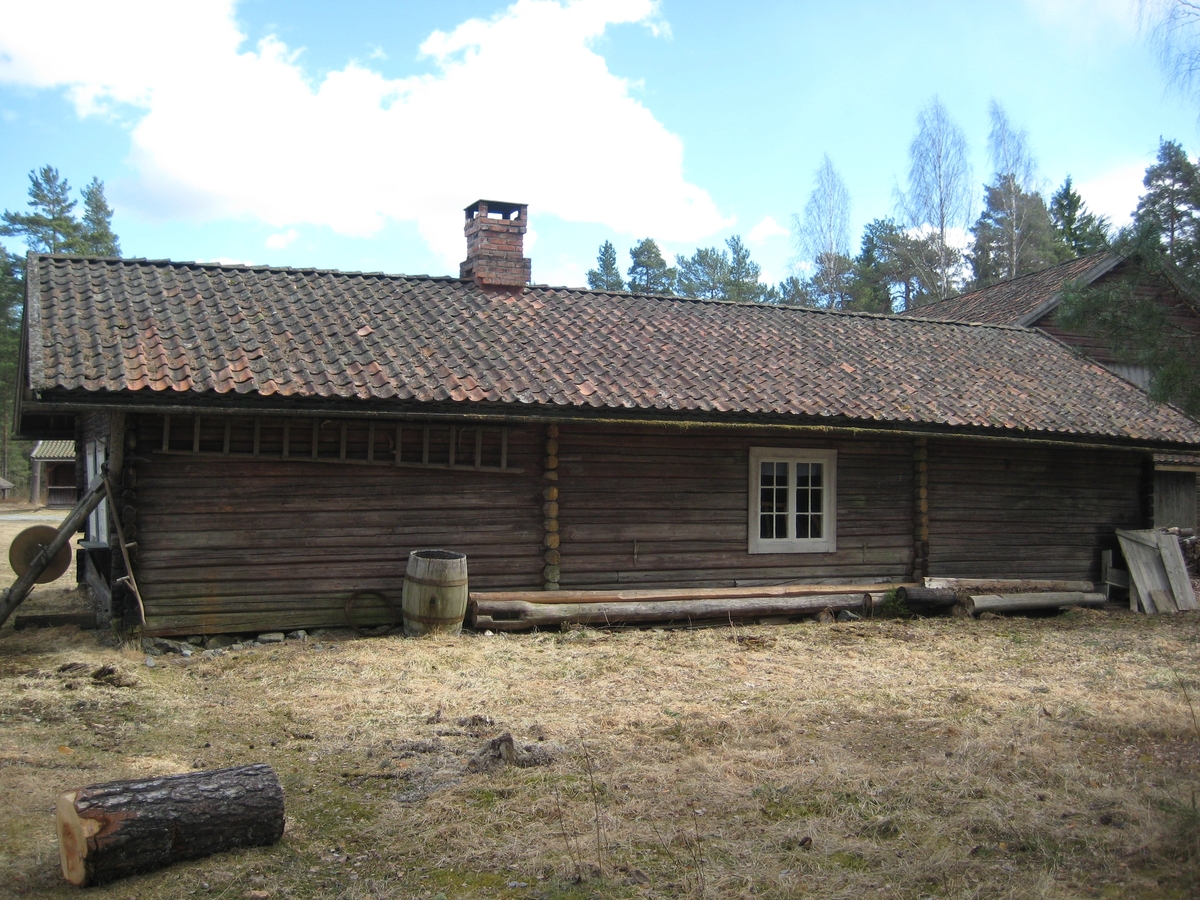 Bryggerhuset er i en etasje  og delt i tre: skåle, bryggehus og drengestue. Det er bakerovn i bryggehuset.