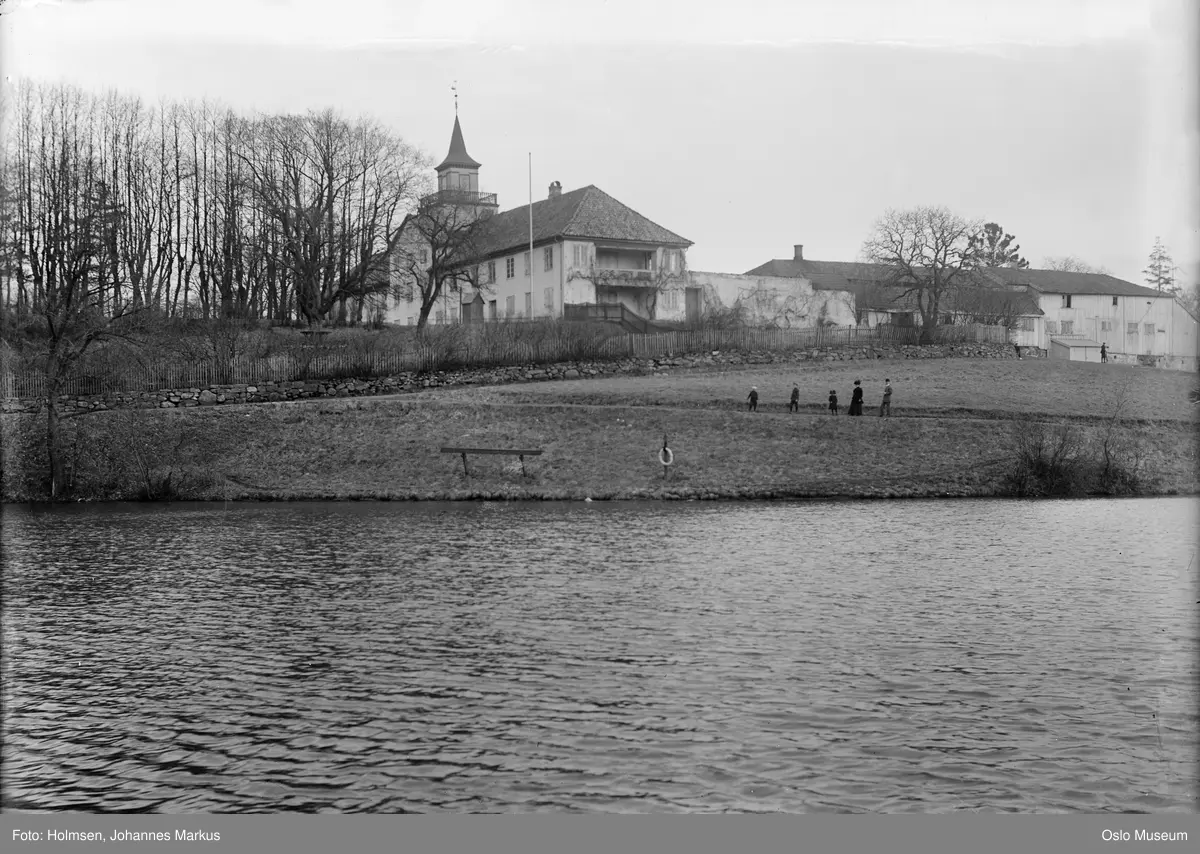 Frogner hovedgård, hovedbygning, tårn, sidefløy mot vest, kulturlandskap, mennesker, dam