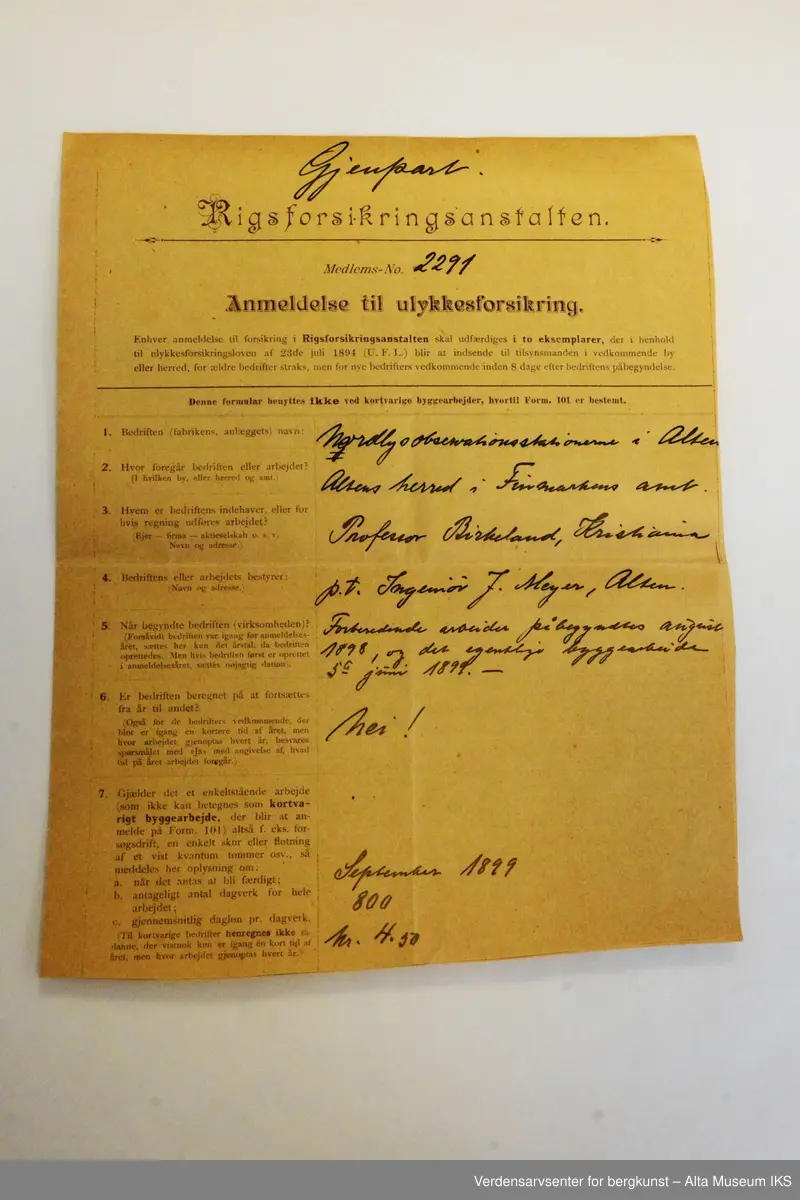 Bunke med maskinskrevne ark. Et hefte, eller blokk, med håndskrevne notater.