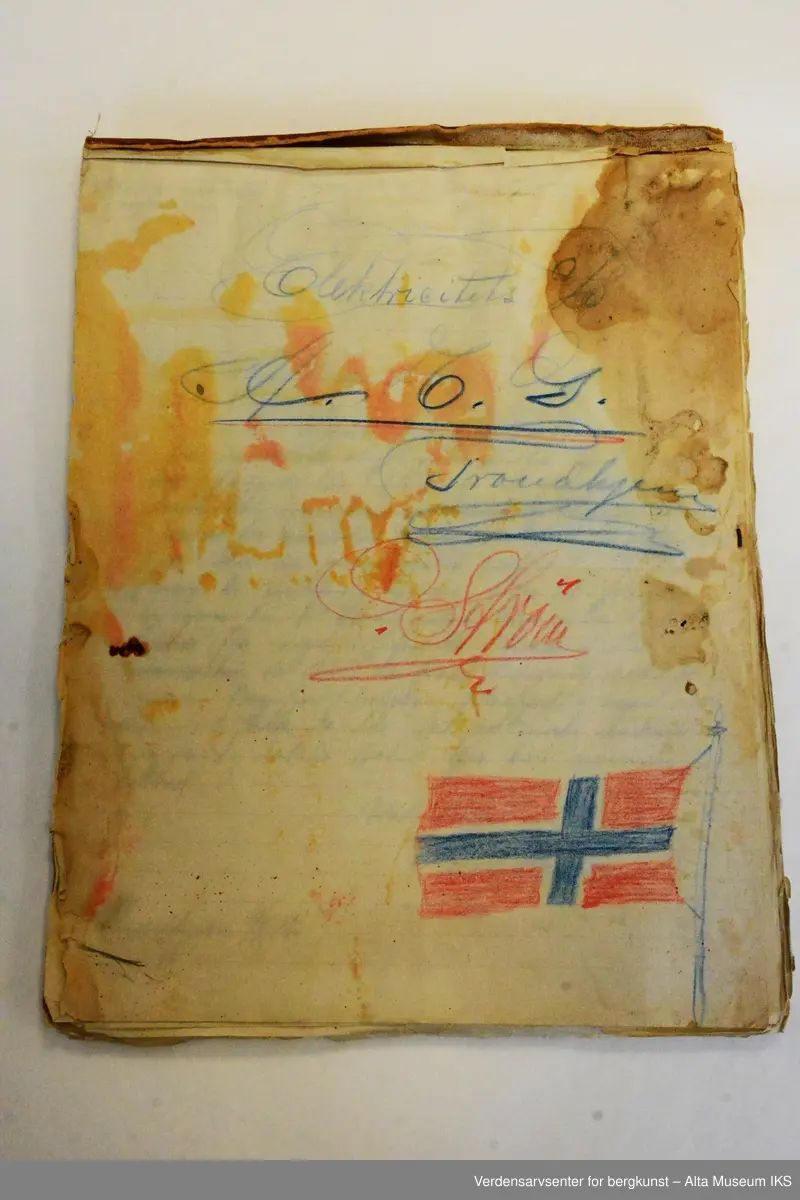 Bunke med maskinskrevne ark. Et hefte, eller blokk, med håndskrevne notater.