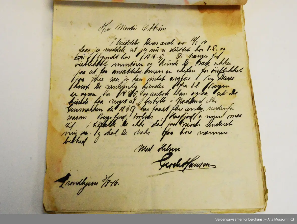 Bunke med maskinskrevne ark. Et hefte, eller blokk, med håndskrevne notater.