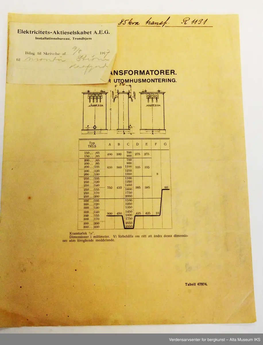 Bunke med maskinskrevne ark. Et hefte, eller blokk, med håndskrevne notater.