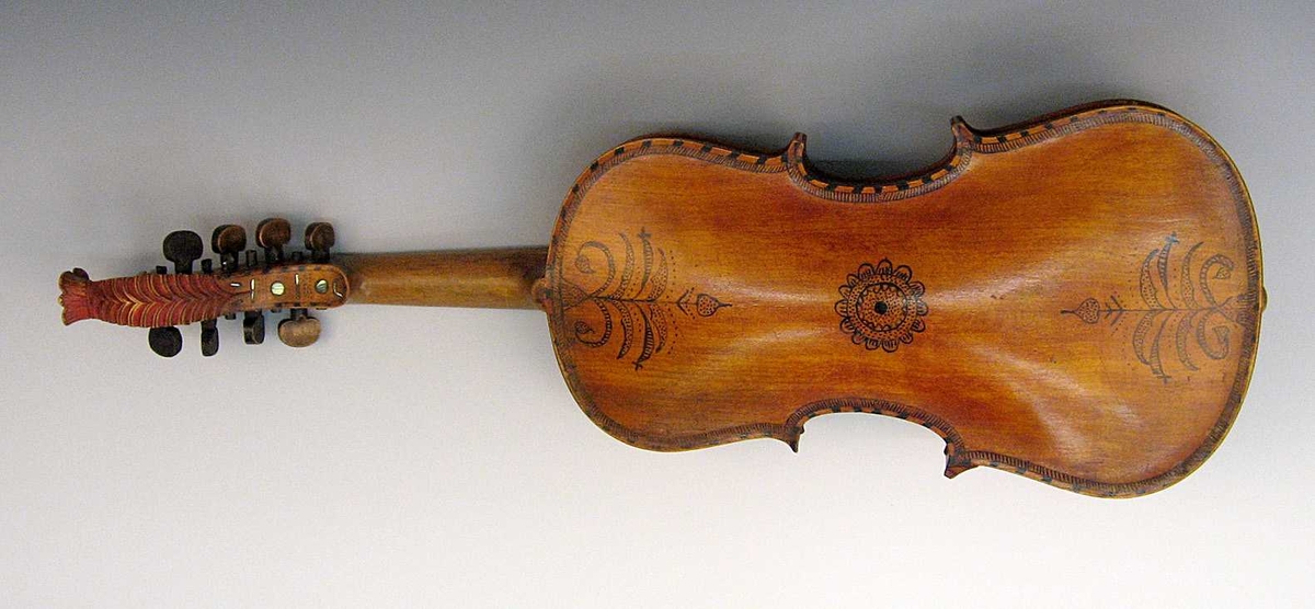 Hardingfele med skrin og boge.