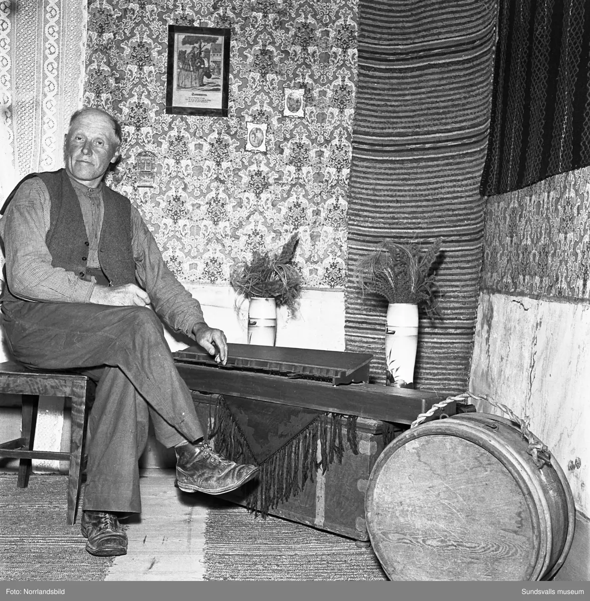 En av de gamla släktgårdarna i Harv som senare (1963) blev lågornas rov då nästan hela Harvs by brann. Petter Nilsson (bild 5 och 6) sköter om gården.