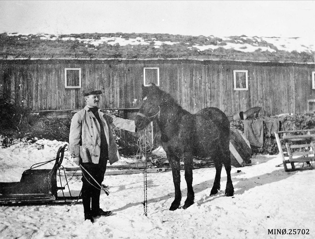 Portrett av mann med hest. Erik Grue