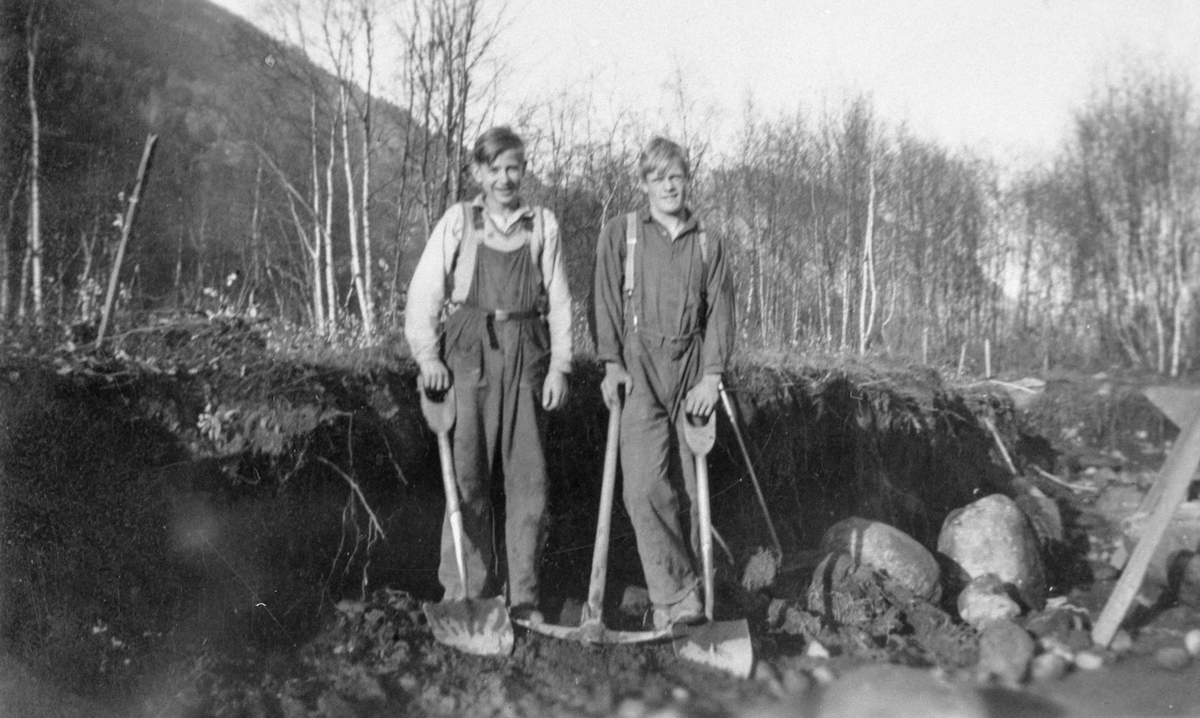 Anleggsarbeid med idrettsplassen på Eide