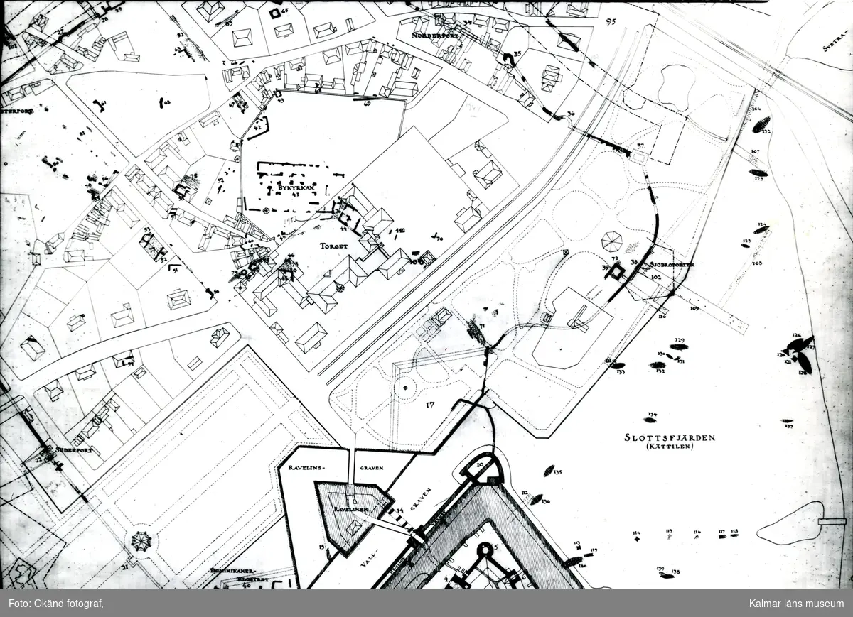 Planritning över Gamla staden i Kalmar med bykyrkan och portarna markerade. "Palatiúm Gúbernataris".