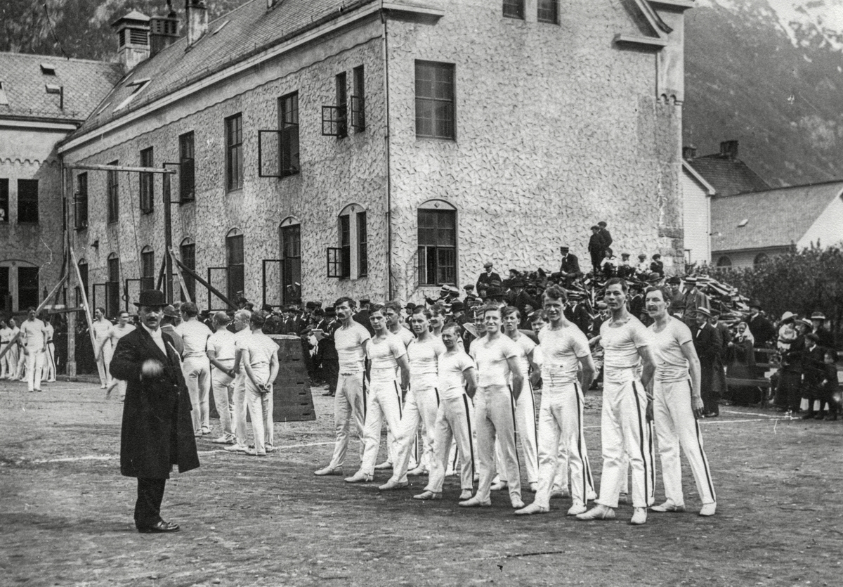 Turnoppvisning på skuleplassen i juni 1916.
