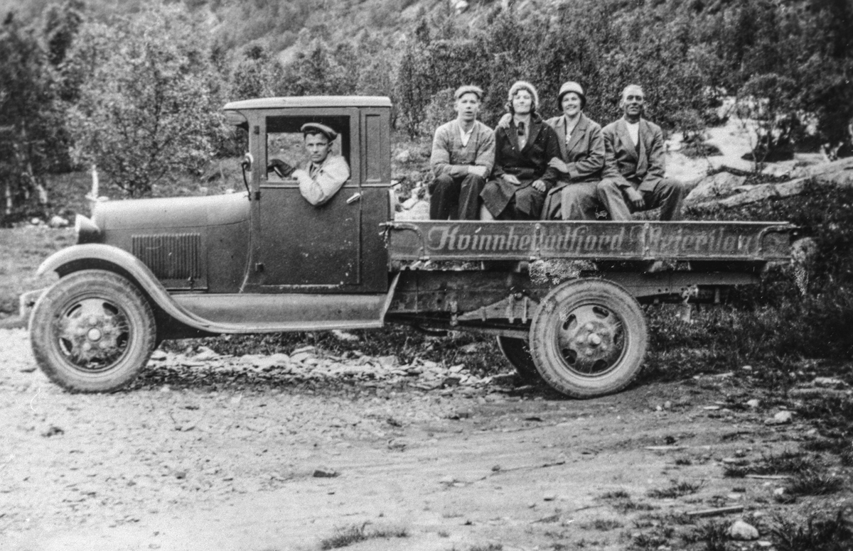 Venner på utflukt i ein Ford AA frå 1928-29.