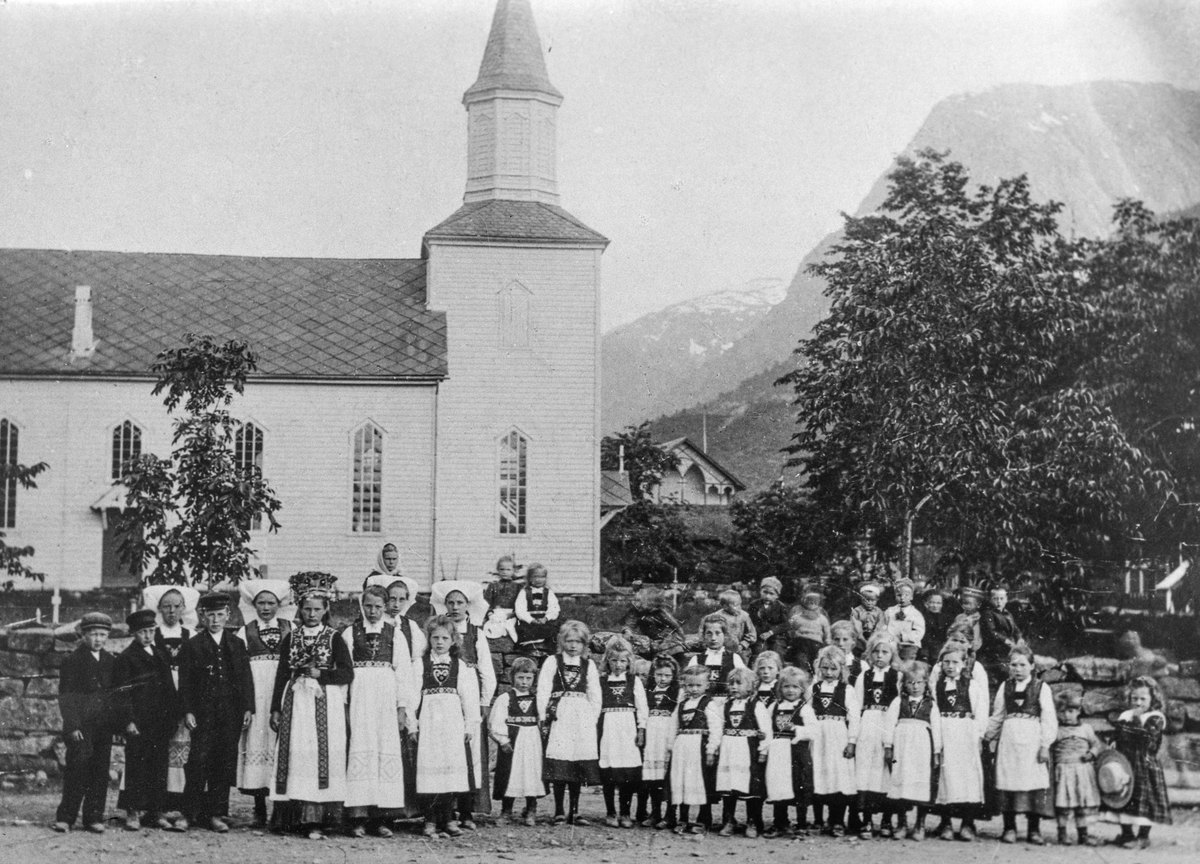 Jonsokbryllaup framfor kyrkja på Almerket på byrjinga av 1900-talet.