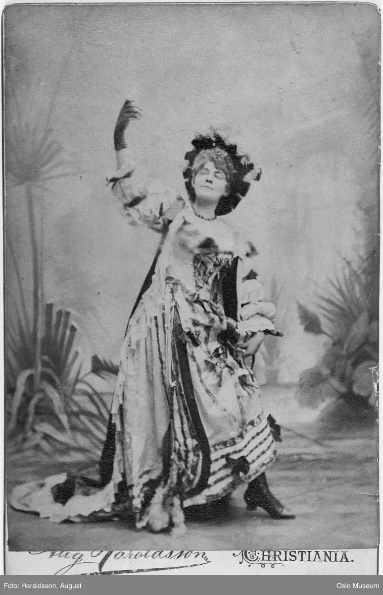 portrett, kvinne, skuespillerinne, rollebilde, Serolette i "Cornevilles klokker" på Christiania Theater, stående helfigur, kostyme