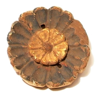 Ett snidat ornament i form av en blomma, blå- och vitmålat samt förgyllt med två hål för fastsättning. Ett genombrutet, snidat ornament, målat grönt med spår av förgyllning.