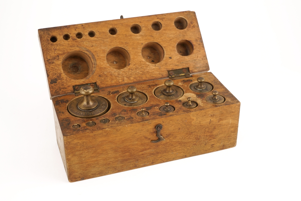 Trekassett inneholdende 12 stk. lodd. Angitt i kg og g. Komplett sett.