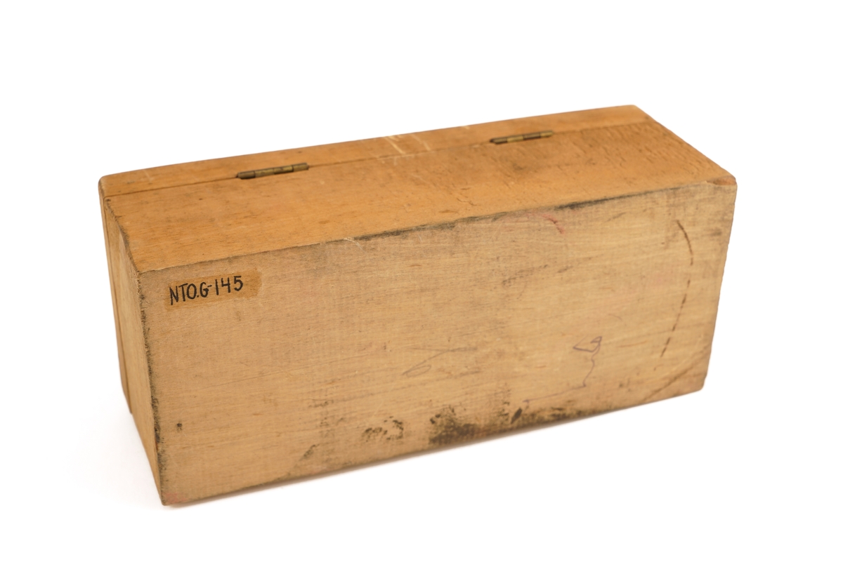 Trekassett inneholdende 10 stk lodd. Angitt i kg og g.
Loddene merket : VF (Vestfold). Skrinet har opprinnelig hatt 11 lodd. Ett lodd mangler.