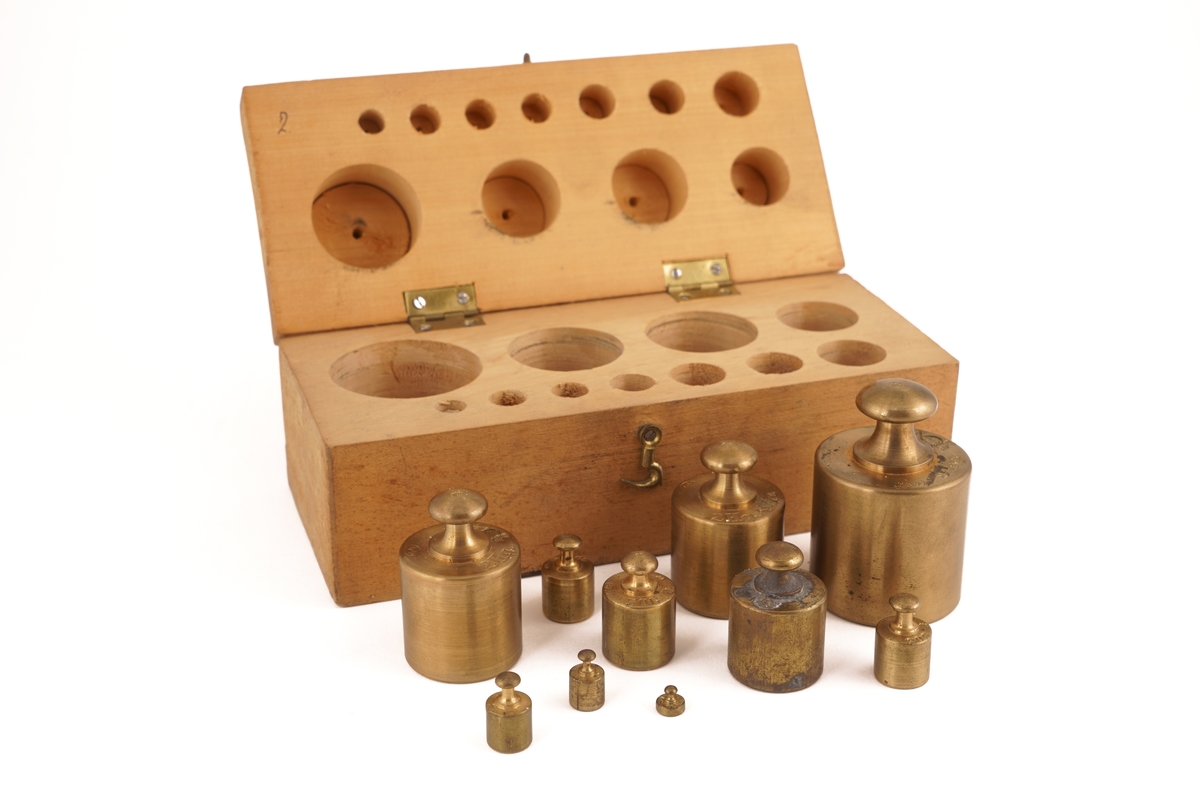 Trekassett inneholdende 10 stk lodd. Angitt i kg og g.
Loddene merket : VF (Vestfold). Skrinet har opprinnelig hatt 11 lodd. Ett lodd mangler.