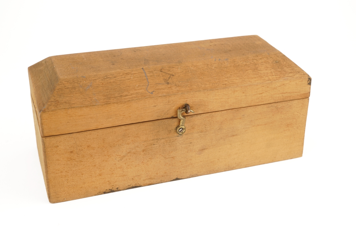 Trekassett inneholdende 10 stk lodd. Angitt i kg og g.
Loddene merket : VF (Vestfold). Skrinet har opprinnelig hatt 11 lodd. Ett lodd mangler.