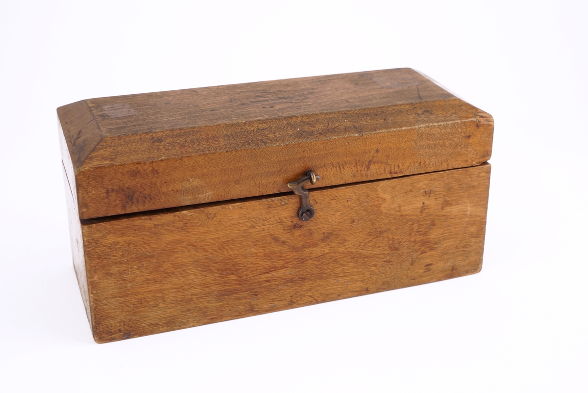 Trekassett inneholdende 12 stk. lodd. Angitt i kg og g. Komplett sett.