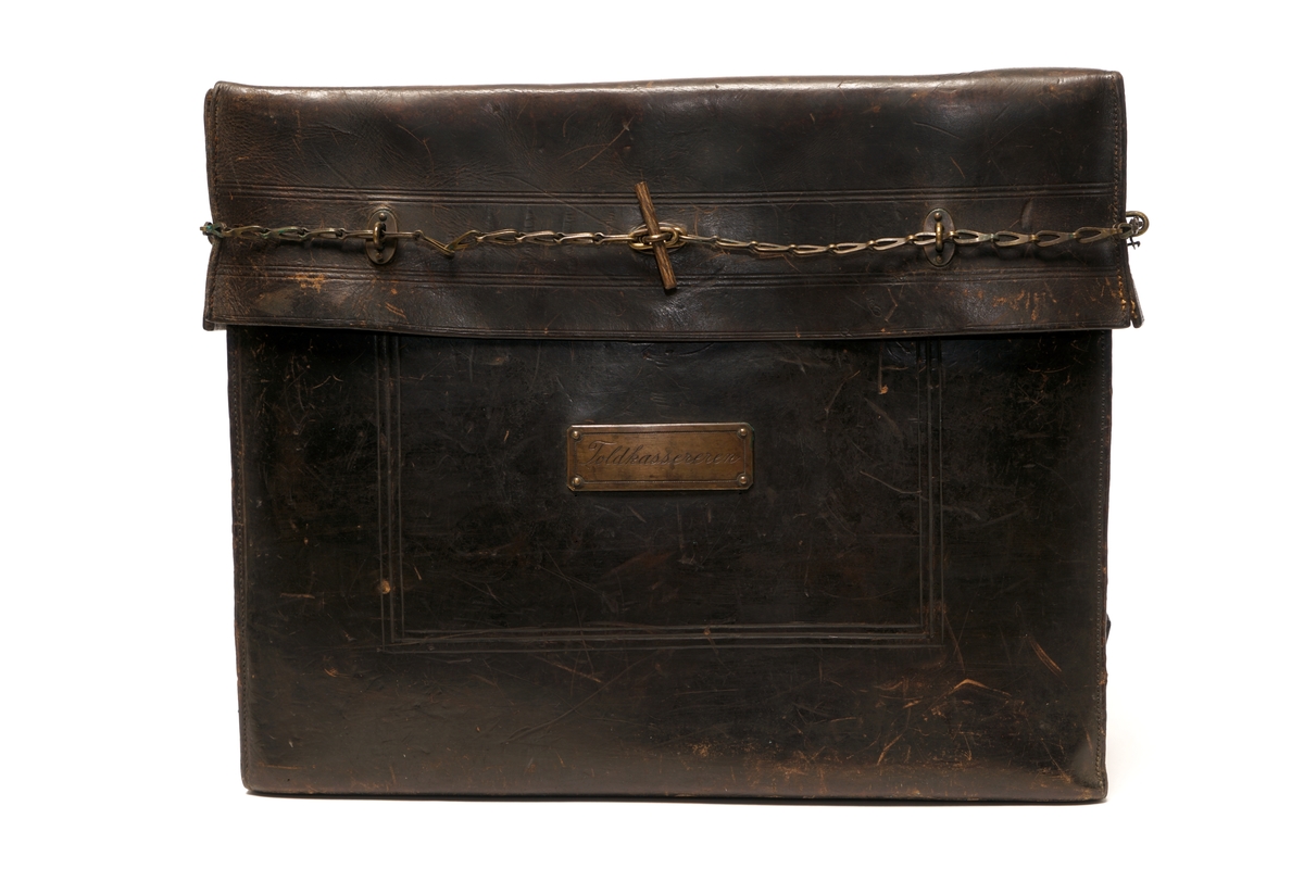 Veske av lær med 9 messingbøyler og to messinglenker for låseanordning. Låsepinne av tre. (Denne ligger i vesken)