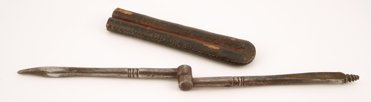 To sammenhengende bor av metall, den ene bor, den andre skålformet syl. Lagt i etui av lær.