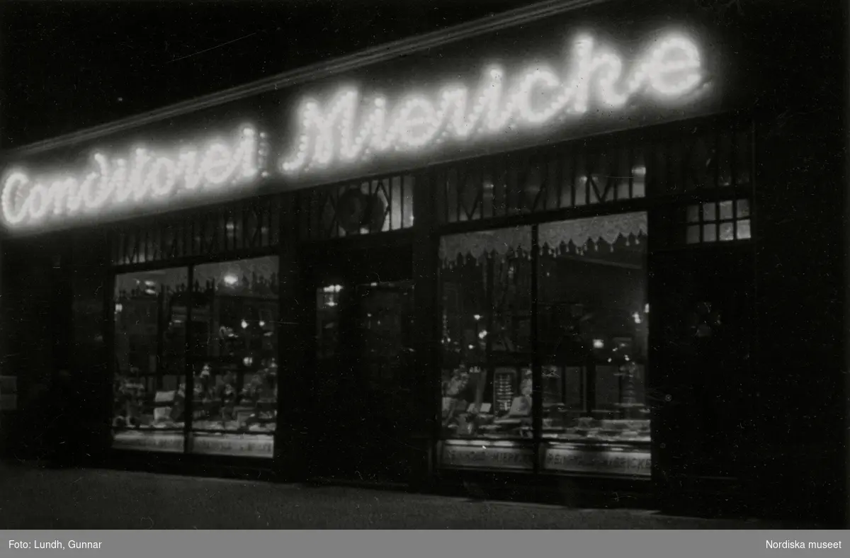 Rankestraße 35, Charlottenburg, Berlin. Konditori. Ljusskylt med texten "Conditorei Miericke".