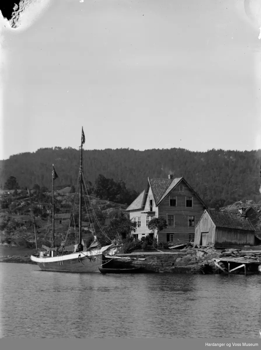 Gardstun med seglbåt ved kai, Gjermundshamn