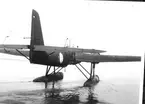 F6 Karlsborg 1945. Flygets dag. Gästande flygplan Heinkel HE 115 T2 (på Vättern i Karlsborgs-viken). Albumet är en del av en donation från Karl-Axel Hansson, Karlsborg. Förteckning över hela donationen finns i albumet samt som Word-dokument.