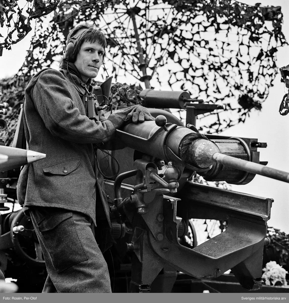 15,5 cm Haubits F "Fransyskan". 
Förevisningsskjutning 1976 på Skillingaryds skjutfält. Pjäsgrpc väntar på eldorder.